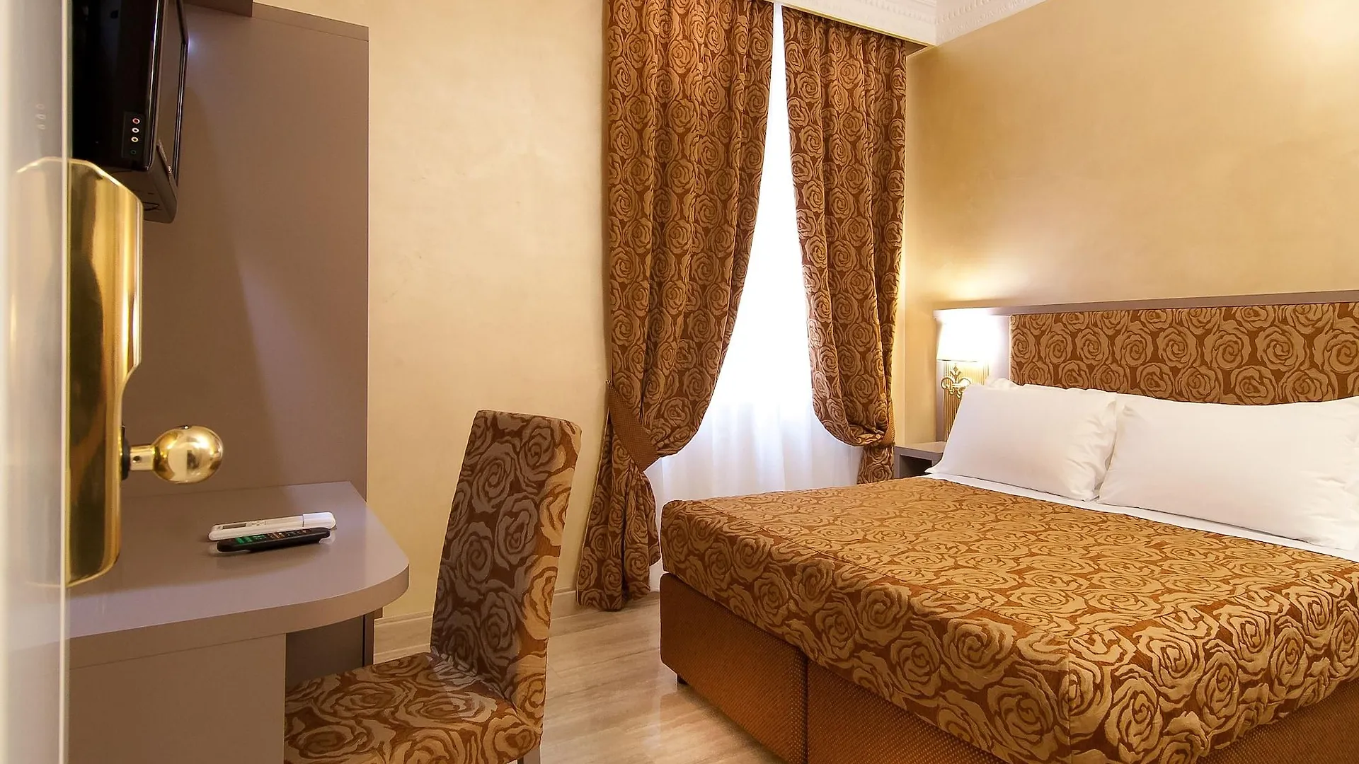 Hotel Fellini Рим Италия