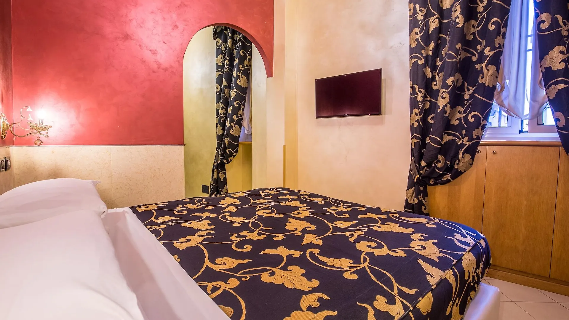 ***  Hotel Fellini Roma Italia