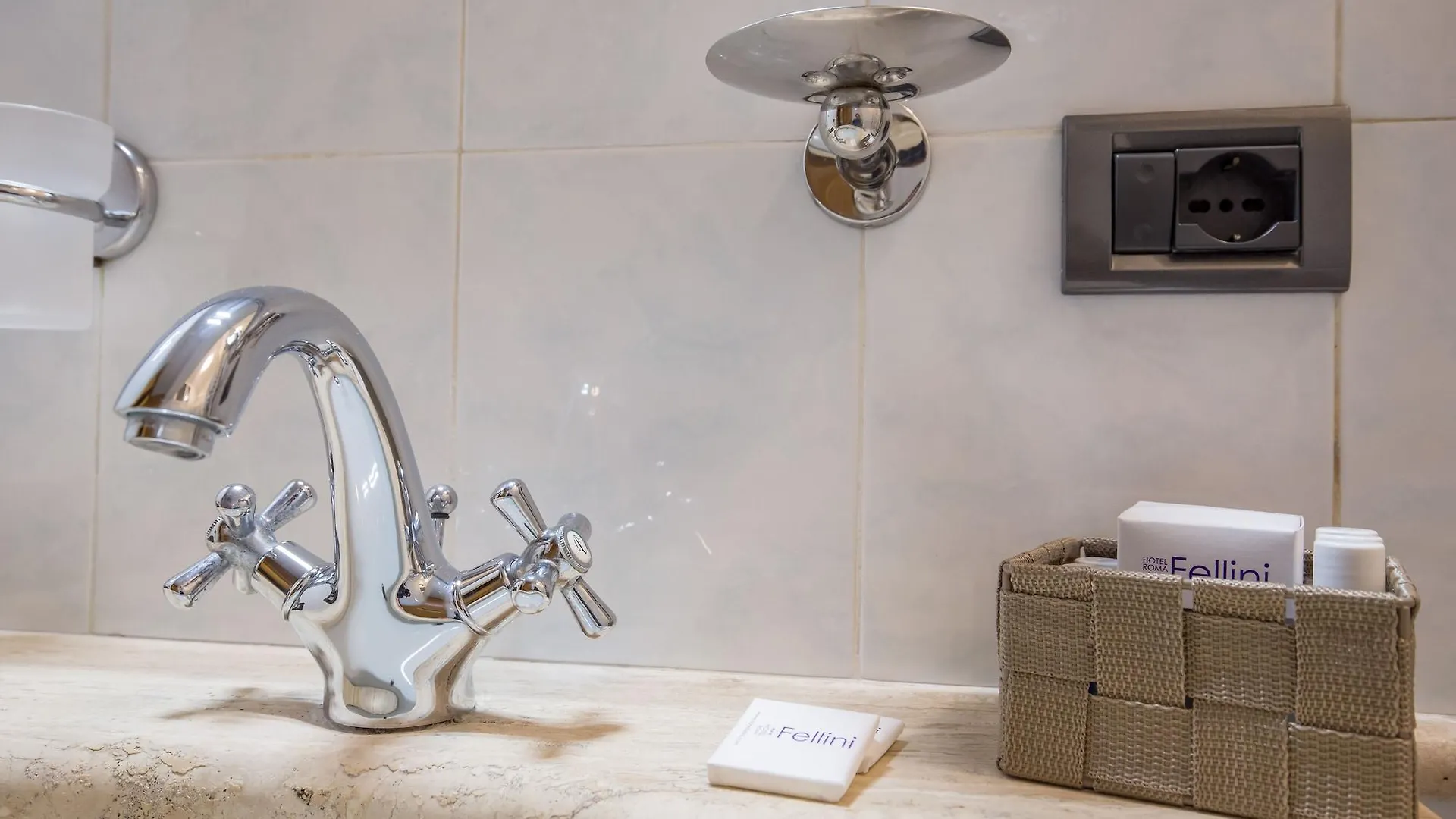 ***  Hotel Fellini Roma Italia