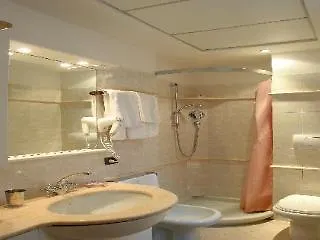 ***  Hotel Fellini Roma Italia